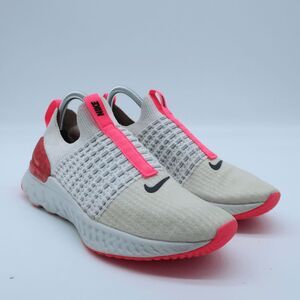 Nike Athletic Shoes White and Pink
